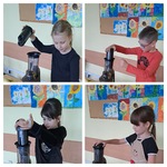 Uczniowie wkładają owoce i warzywa do wyciskarki