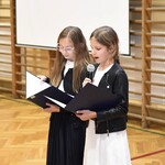 Uczennice występują podczas akademii.