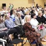 Rodzice i nauczyciele oglądają akademię.