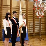 Uczniowie z pocztu sztandarowego stoją na baczność.