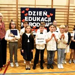Uczniowie pozują do zdjęcia.