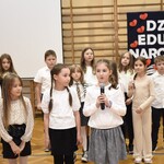 Ucznniowie występują podczas akademii.