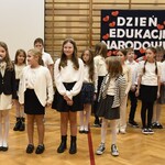 Ucznniowie występują podczas akademii.