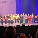 Nauczyciele odbierają nagrody z rąk prezydenta miasta.