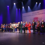Nauczyciele odbierają nagrody z rąk prezydenta miasta.