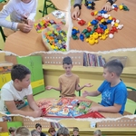 Dzieci układaja i bawią się w świetlicy szkolnej