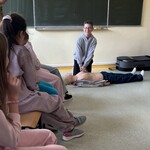 Uczeń uczy się udzielania pierwszej pomocy na fantomie