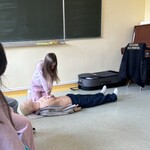 Uczennica uczy się udzielania pierwszej pomocy na fantomie