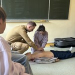 Uczennica uczy się udzielania pierwszej pomocy na fantomie