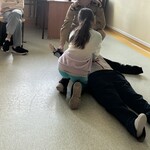 Uczennica uczy się udzielania pierwszej pomocy na fantomie