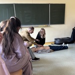 Uczennica uczy się udzielania pierwszej pomocy na fantomie