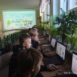 Uczniowie szukają możliwości rozwiązania zadania.jpg