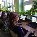 Uczennice rozwiazują zagadki z kodowania