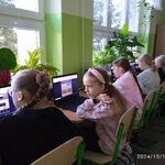 Uczennice współpracują przy kodowaniu
