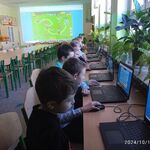 Uczniowie zapatrzeni w komputer_ szukaja rozwiązań