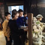Chłopcy odsłuchują nagranie w muzeum