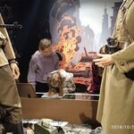 Dziewczynki oglądają eksponaty w muzeum