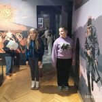 Musztra w muzeum  grupy dzieci