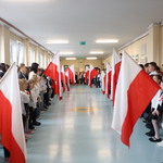 Zdjęcie uczniów w trakcie odśpiewania hymnu Polski