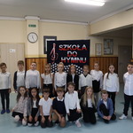 Zdjęcie uczniów klasy 2b, który przygotowują się do odśpiewania hymnu Polski