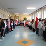 Zdjęcie uczniów młodszych i starszych, który wspólnie odśpiewali hymn Polski
