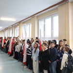 Zdjęcie uczniów, który odśpiewali hymn Polski