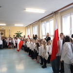 Zdjęcie uczniów z klas młodszych, który wspólnie odśpiewali hymn Polski
