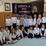Zdjęcie uczniów klasy 1a, który przygotowują się do odśpiewania hymnu Polski