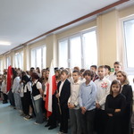 Zdjęcie uczniów, który odśpiewali wspólnie hymn Polski