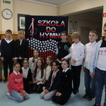 Zdjęcie uczniów klasy 5c, który przygotowują się do odśpiewania hymnu Polski
