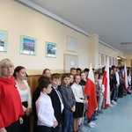 Zdjęcie uczniów, który wspólnie odśpiewali hymn Polski