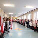Zdjęcie uczniów, który odśpiewali hymn