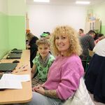 Zdjęcie uczniów i rodziców po dyktandzie niepodległościowym w szkole