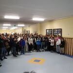 Zdjęcie uczniów i rodziców w oczekiwaniu na werdykt po dyktandzie