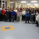Zdjęcie uczniów i rodziców w oczekiwaniu na werdykt