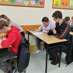 Zdjęcie uczniów i rodziców w trakcie dyktanda niepodległościowego w naszej szkole