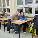Zdjęcie uczniów i rodziców w trakcie dyktanda niepodległościowego
