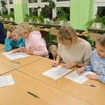 Zdjęcie uczniów i rodziców w trakcie poprawy dyktanda