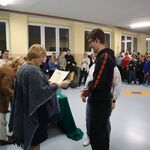 Zdjęcie uczniów i rodziców w trakcie rozdania nagród  po dyktandzie