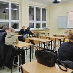Zdjęcie uczniów i rodziców w trakcie dyktanda niepodległościowego w szkole