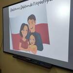 Tablica multimedialna. Wyświetlony jet na niej napis Rodzinne Dyktando Niepodległościowe