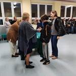 Uczeń z rodzicem odbiera nagrodę i dyplom z rąk pani dyrektor