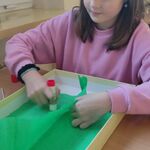 Laura podczas pracy nad projektem