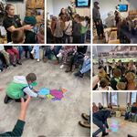 Uczniowie słuchają pani przewodnik opradzającej po muzeum
