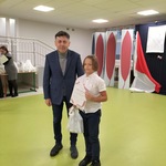 uczeń pozuje do zdjęcia