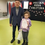 uczennica pozuje do zdjęcia