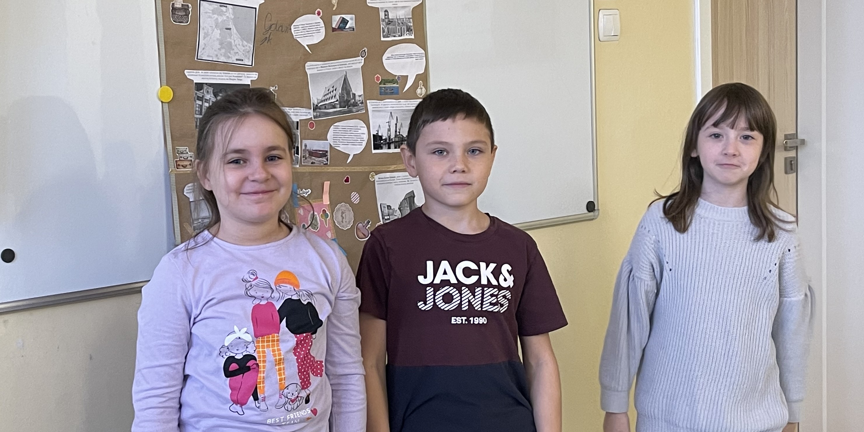 zespół prezentuje plakat o Gdańsku