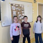 zespół prezentuje plakat o Gdańsku
