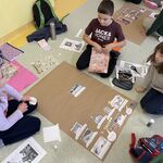 uczniowie pracują nad plakatem_ rozdysponowują zadania