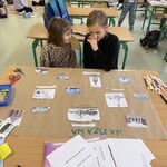 uczennice pracują nad plakatem_ omawiają kolejne kroki